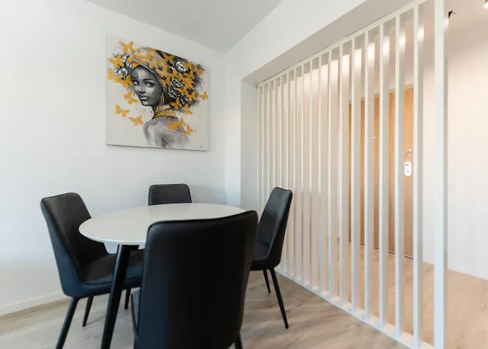 Vanda - Park-View Apartment With Private Balcony
